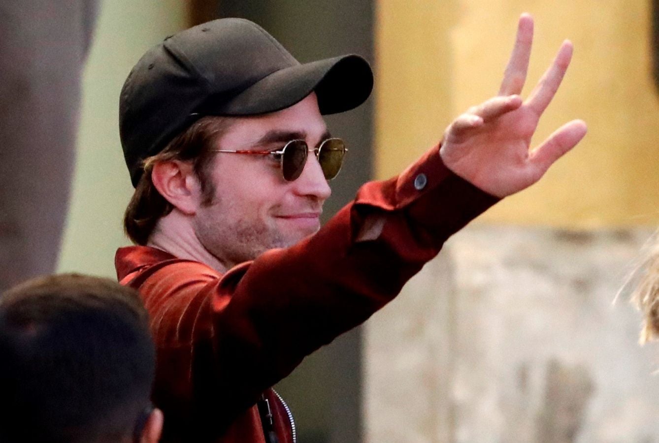 El actor decepciona a su llegada al María Cristina al saludar fugazmente y esconderse en el interior del hotel