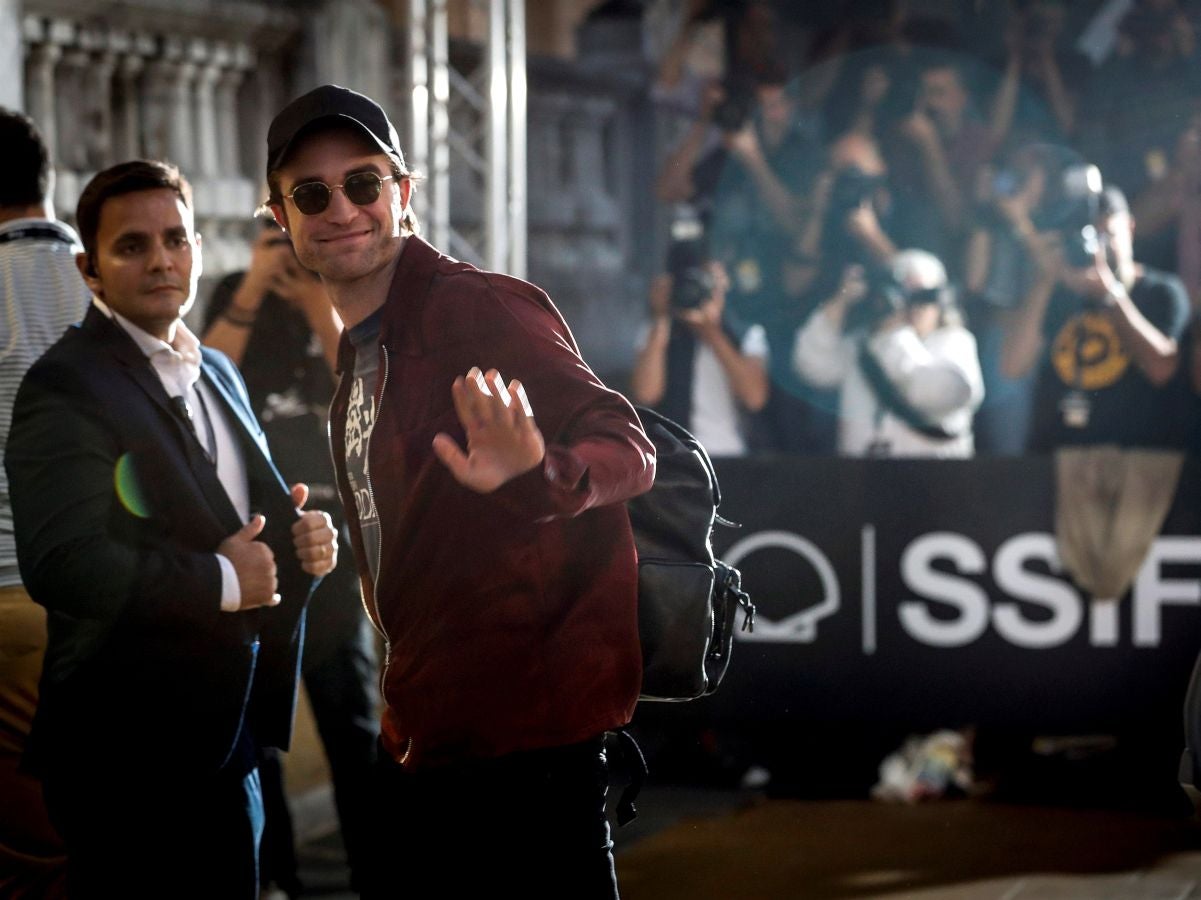 El actor decepciona a su llegada al María Cristina al saludar fugazmente y esconderse en el interior del hotel