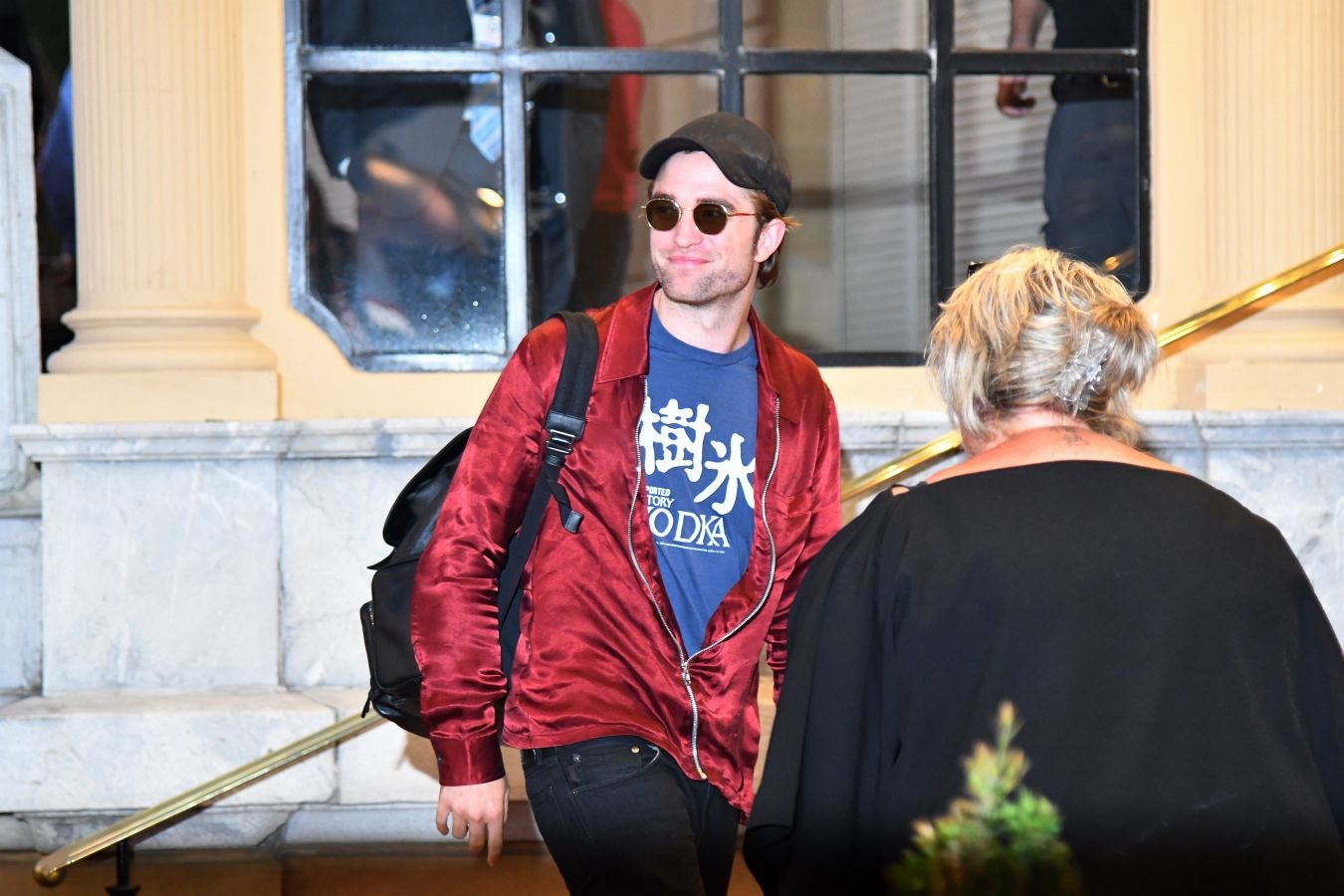 El actor decepciona a su llegada al María Cristina al saludar fugazmente y esconderse en el interior del hotel