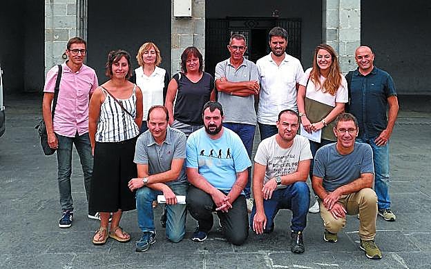 Kanpainaren aurkezpenean alkatea eta Hurbilagoko ordezkaria. 