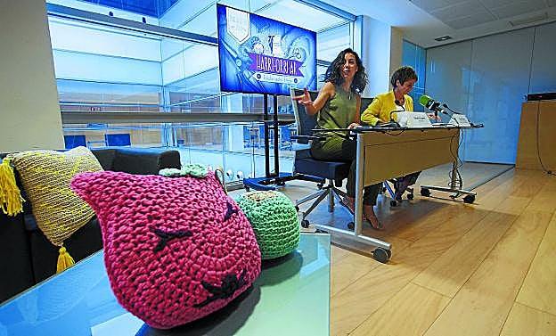 Amaia Echarri (Beekahome) y Elena Casuso, directora de la feria, presentaron Harri-orri-ar.
