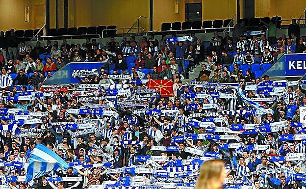 La grada Aitor Zabaleta no paró de animar a los jugadores blanquiazules. 
