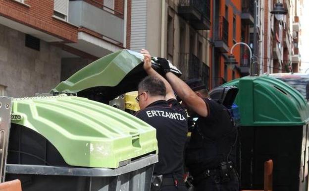 Agentes de la Ertzaintza buscaban el martes en los contenedores el arma homicida