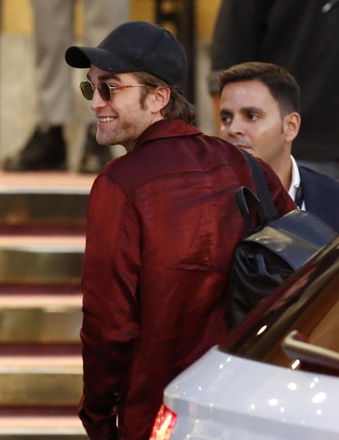 El actor decepciona a su llegada al María Cristina al saludar fugazmente y esconderse en el interior del hotel