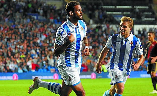 Regreso. Willian, que volvía a jugar tras lesionarse en Ipurua, celebra el gol del empate junto a Kevin Rodrigues. 