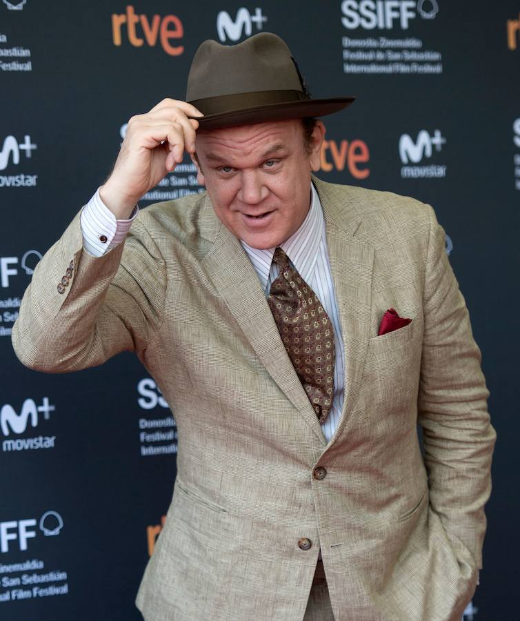 El Festival de Cine de San Sebastián ha vuelto a mostrar este jueves a un buen ramillete de estrellas como Paco León y el equipo de la serie 'Arde Madrid', el cineasta mexicano Alfonso Cuarón, Pedro Almodóvar, Juliette Binoche o Robert Pattinson entre otros.