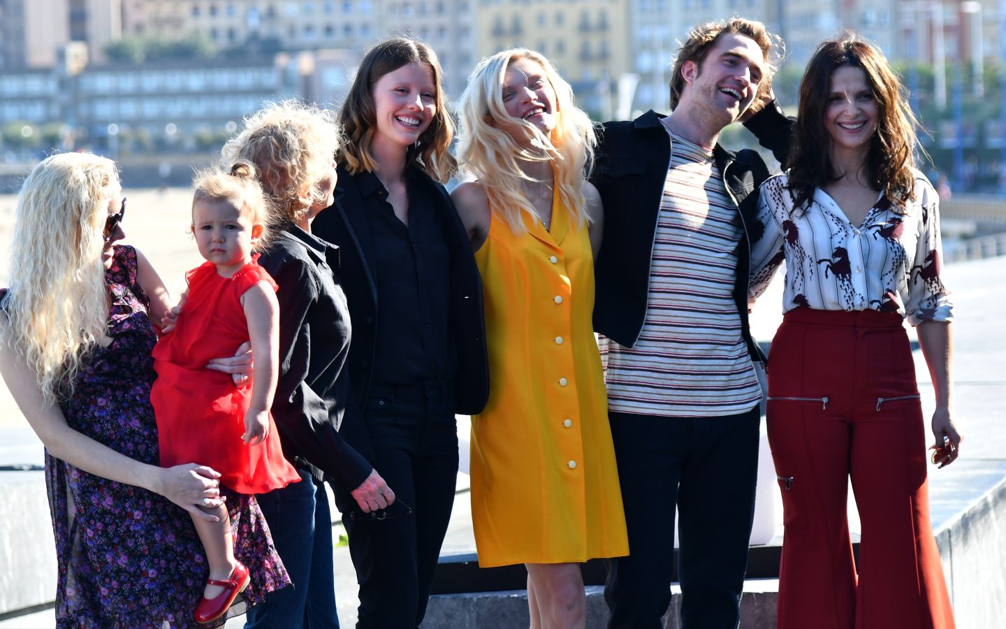 El Festival de Cine de San Sebastian ha vuelto a mostrar este jueves a un buen ramillete de estrellas como Paco León y el equipo de la serie 'Arde Madrid', el cineasta mexicano Alfonso Cuarón, Pedro Almodóvar, Juliette Binoche o Robert Pattinson entre otros.