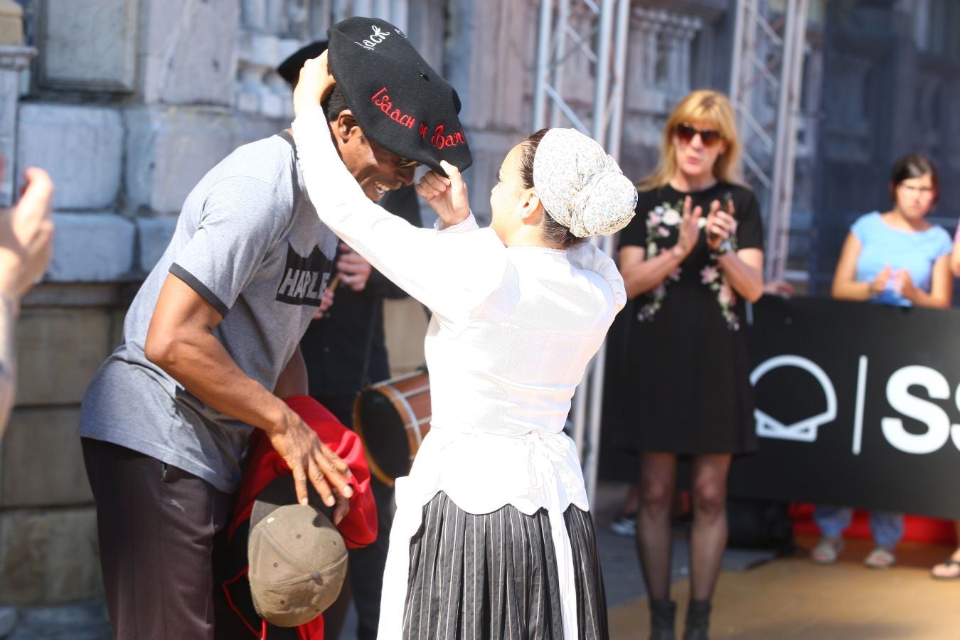 El Festival de Cine de San Sebastian ha vuelto a mostrar este jueves a un buen ramillete de estrellas como Paco León y el equipo de la serie 'Arde Madrid', el cineasta mexicano Alfonso Cuarón, Pedro Almodóvar, Juliette Binoche o Robert Pattinson entre otros.