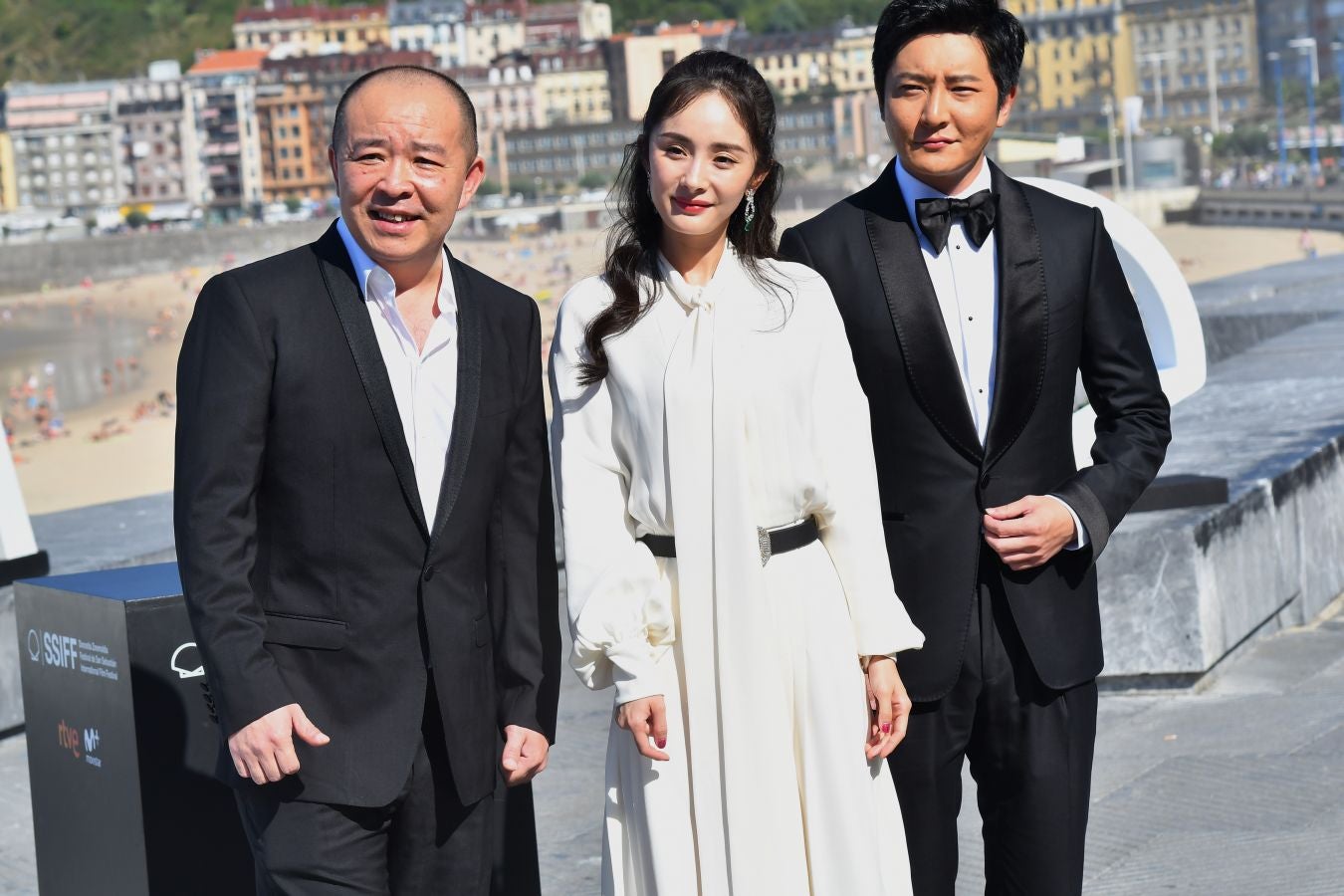 El Festival de Cine de San Sebastian ha vuelto a mostrar este jueves a un buen ramillete de estrellas como Paco León y el equipo de la serie 'Arde Madrid', el cineasta mexicano Alfonso Cuarón, Pedro Almodóvar, Juliette Binoche o Robert Pattinson entre otros.