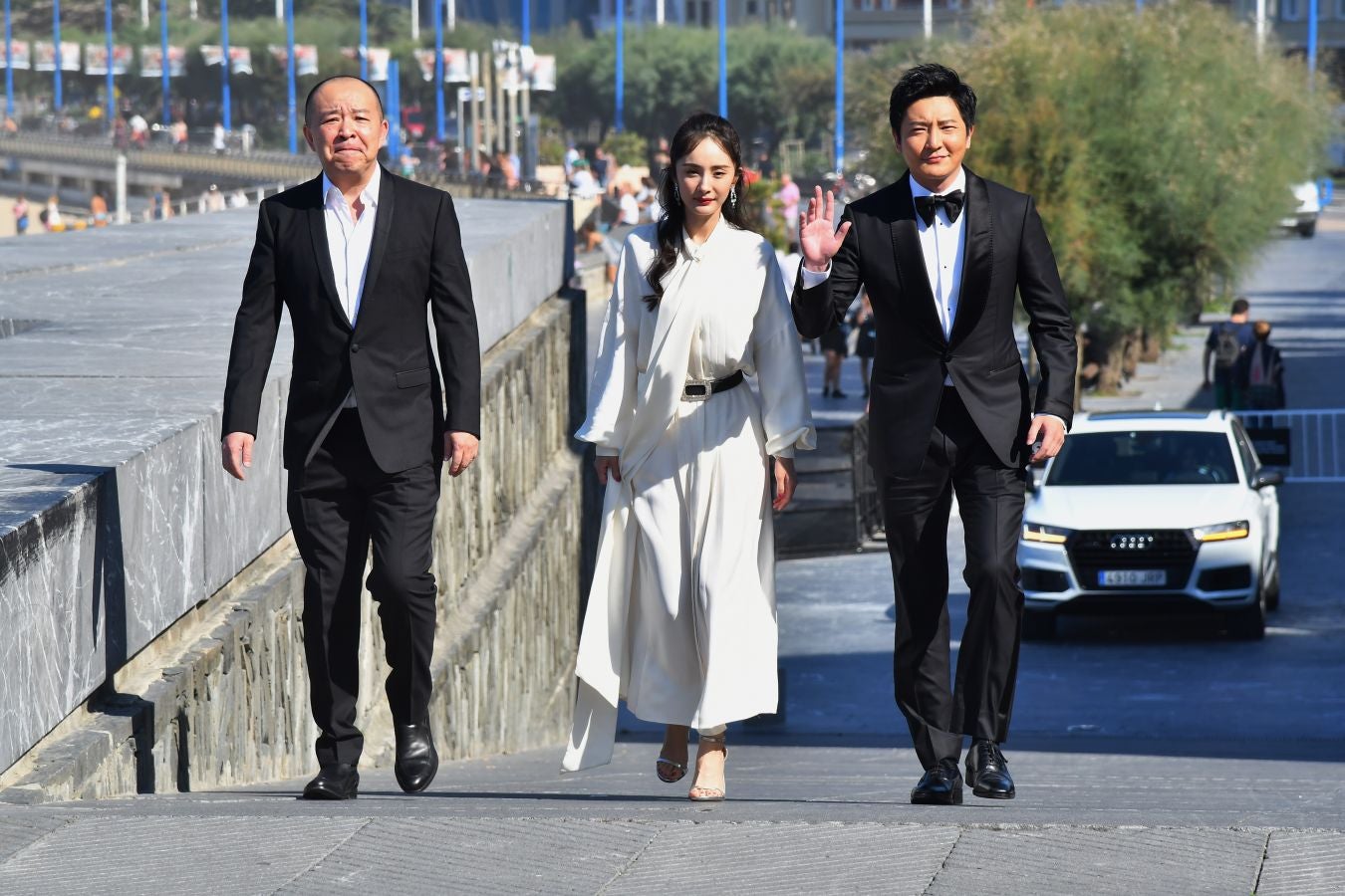 El Festival de Cine de San Sebastian ha vuelto a mostrar este jueves a un buen ramillete de estrellas como Paco León y el equipo de la serie 'Arde Madrid', el cineasta mexicano Alfonso Cuarón, Pedro Almodóvar, Juliette Binoche o Robert Pattinson entre otros.