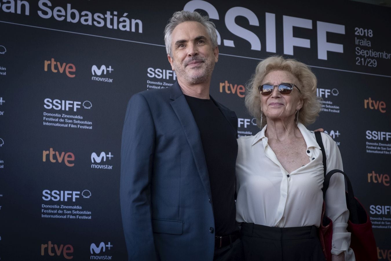 El Festival de Cine de San Sebastian ha vuelto a mostrar este jueves a un buen ramillete de estrellas como Paco León y el equipo de la serie 'Arde Madrid', el cineasta mexicano Alfonso Cuarón, Pedro Almodóvar, Juliette Binoche o Robert Pattinson entre otros.