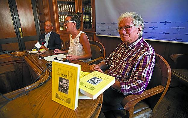 Javier Lasagabaster, Juncal Eizaguirre y José Monje presentaron la nueva publicación. 