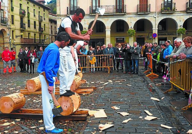 Aizkolari. Xabier Zaldua durante una exhibición en la plaza de Euskadi. 