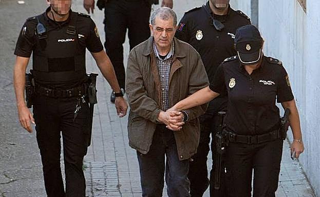 Miguel Rosendo (centro), antes de entrar en el juzgado. 