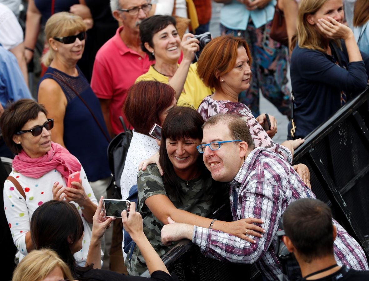 Los discapacitados intelectuales que han trabajado en 'Campeones', filme seleccionado por España para los Óscar de 2019 han viajado a San Sebastián para presentar en la pantalla gigante del Velódromo de Anoeta ambos filmes -primero se proyectará 'Campeones' y después el documental 'Ni distintos ni diferentes: Campeones'.