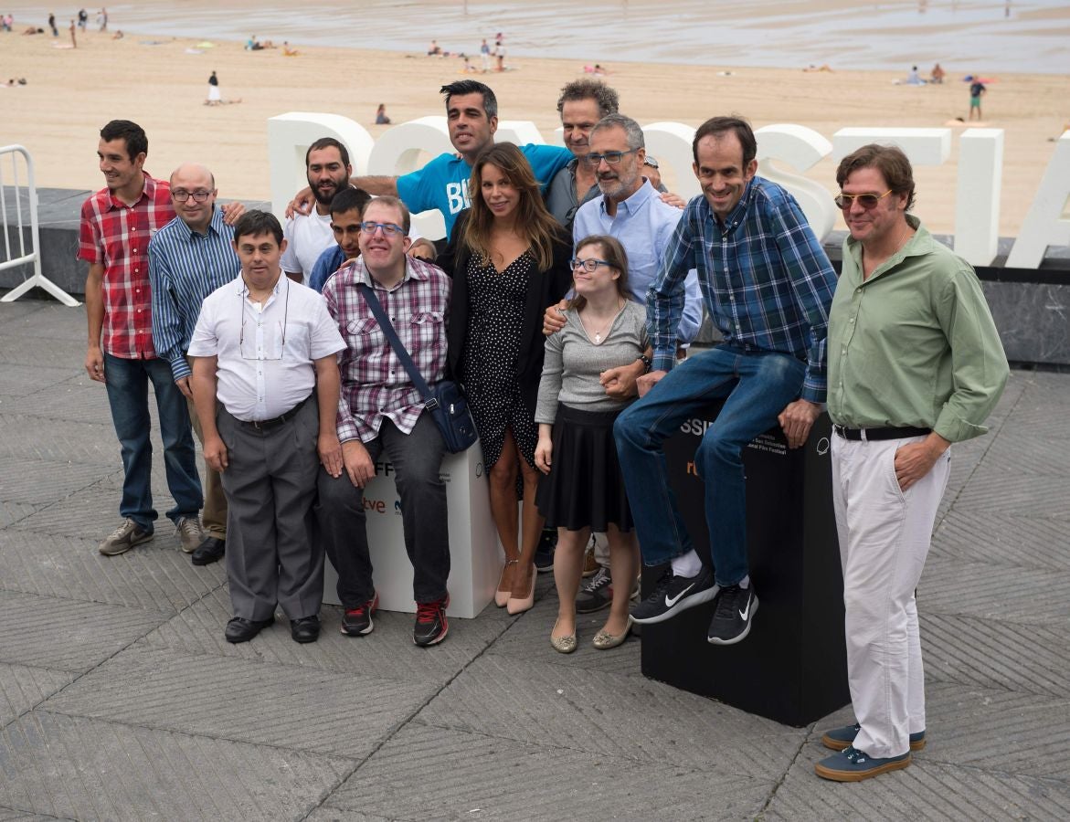 Los discapacitados intelectuales que han trabajado en 'Campeones', filme seleccionado por España para los Óscar de 2019 han viajado a San Sebastián para presentar en la pantalla gigante del Velódromo de Anoeta ambos filmes -primero se proyectará 'Campeones' y después el documental 'Ni distintos ni diferentes: Campeones'.