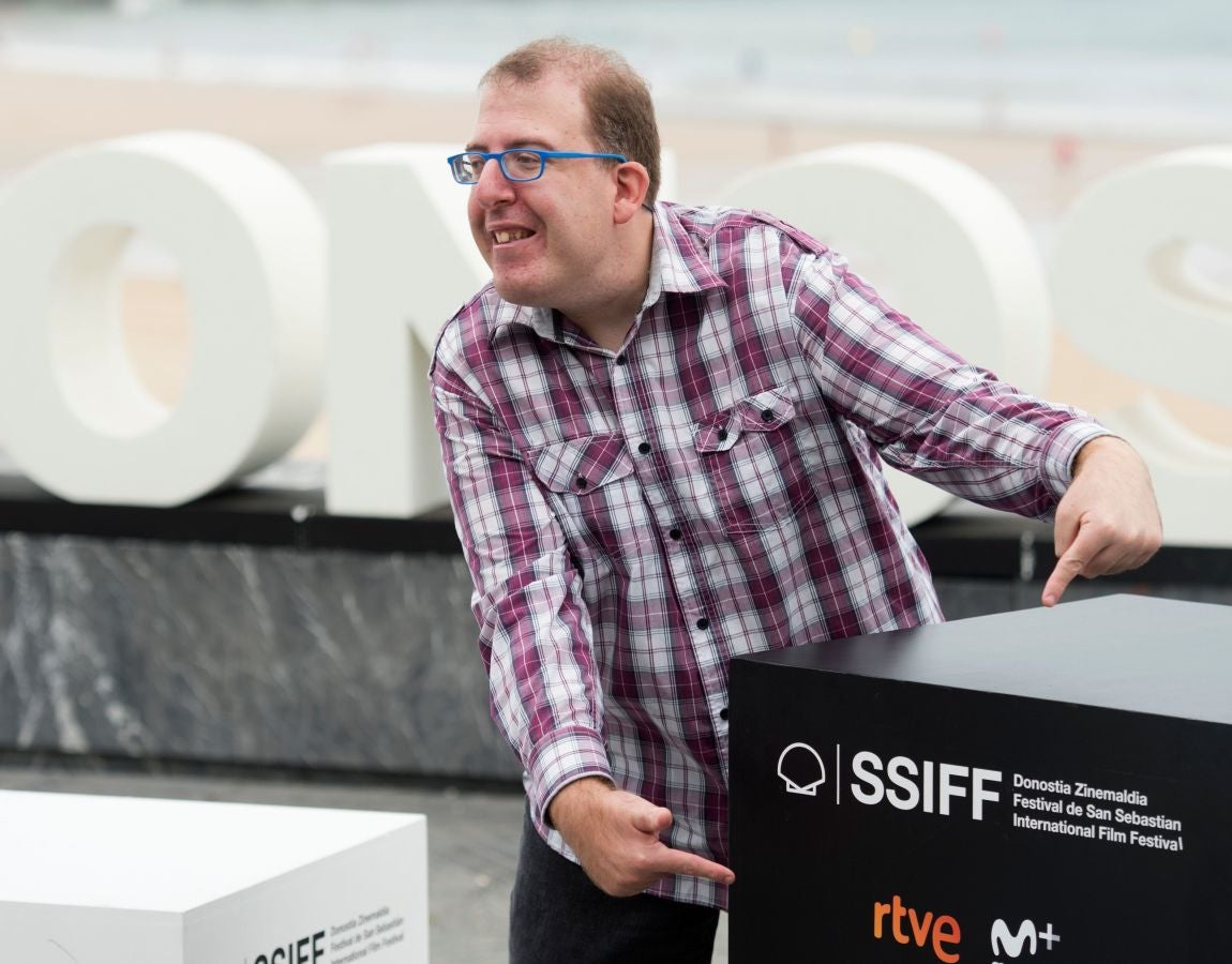 Los discapacitados intelectuales que han trabajado en 'Campeones', filme seleccionado por España para los Óscar de 2019 han viajado a San Sebastián para presentar en la pantalla gigante del Velódromo de Anoeta ambos filmes -primero se proyectará 'Campeones' y después el documental 'Ni distintos ni diferentes: Campeones'.