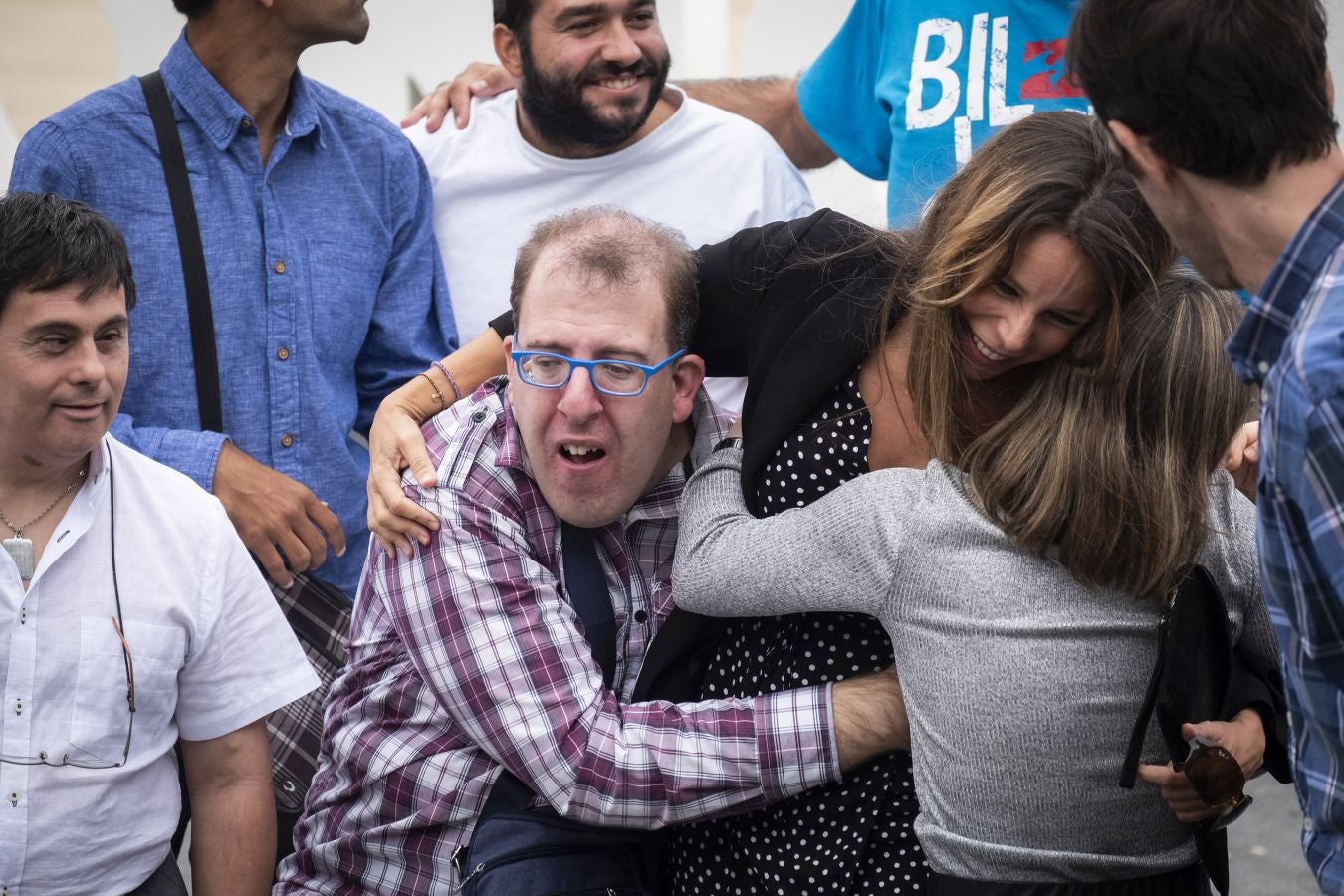 Los discapacitados intelectuales que han trabajado en 'Campeones', filme seleccionado por España para los Óscar de 2019 han viajado a San Sebastián para presentar en la pantalla gigante del Velódromo de Anoeta ambos filmes -primero se proyectará 'Campeones' y después el documental 'Ni distintos ni diferentes: Campeones'.