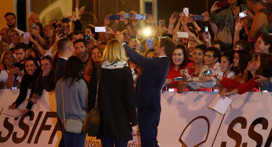 El actor estadounidense ha llegado al Maria Cristina, donde le esperaba una legión de fans, sobre las nueve de la noche.