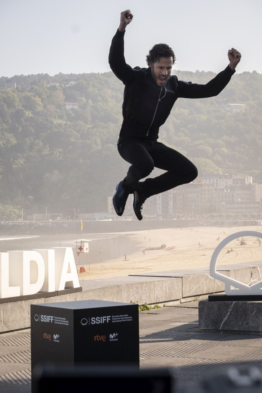 Un padre diabólico, unos hermanos que se despedazan, mujeres de hierro, y en el centro, el suculento negocio del narcotráfico. Así es la serie española 'Gigantes', presentada este viernes en el Festival de cine de San Sebastián