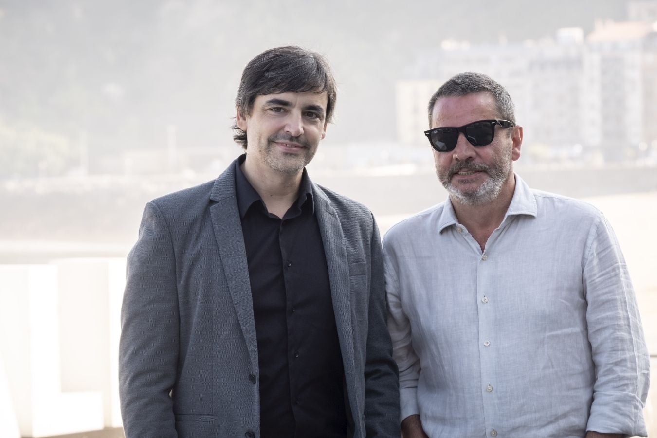 Un padre diabólico, unos hermanos que se despedazan, mujeres de hierro, y en el centro, el suculento negocio del narcotráfico. Así es la serie española 'Gigantes', presentada este viernes en el Festival de cine de San Sebastián