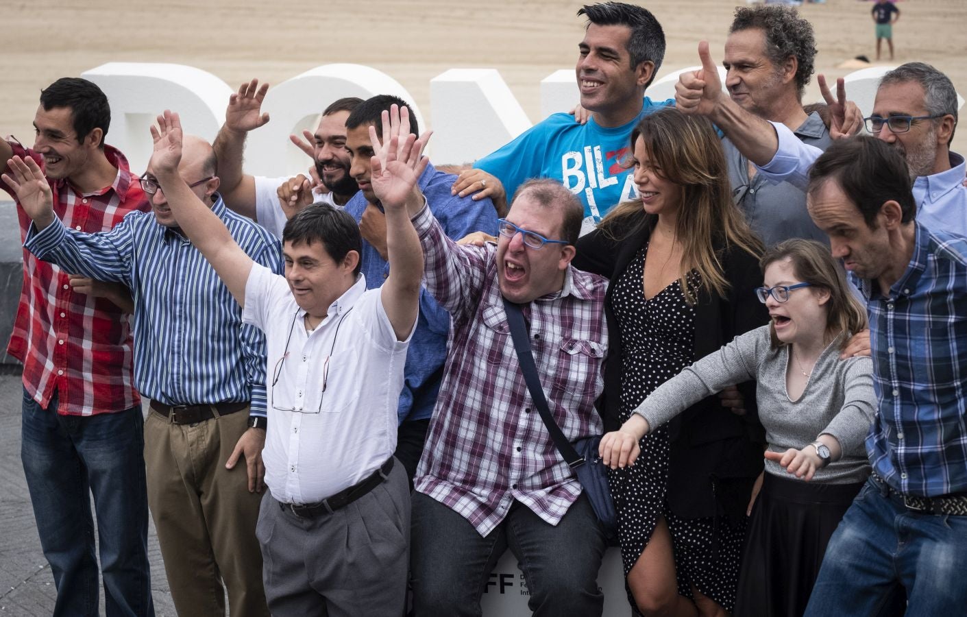 Los 'Campeones' de Javier Fesser han sido los protagonistas en una jornada en la que hemos visto a famosos como Pia Tjelta, Tuva Novotny, Fermin Muguruza, Paulina Rubio, Isaach de Bankolé o Willy Toledo