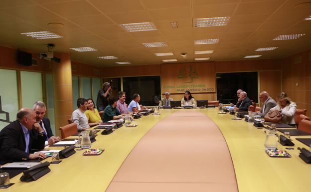 Reunión de la ponencia de autogobierno del Parlamento Vasco constituida para elaborar un nuevo estatus de autogobierno.