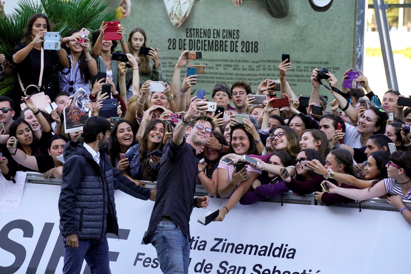 El actor ha sido la última estrella en acudir al Zinemaldia, pero la espera ha merecido la pena. Chris Hemsworth sabe cómo tratar al público y antes de subir las escalinatas que conducen al 'hall' del hotel el actor se ha tomado su tiempo para hacerse fotos, firmar autógrafos y lucir la mejor de sus sonrisas.