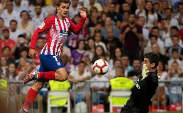 Courtois salva un gol de Griezmann en la primera parte. 