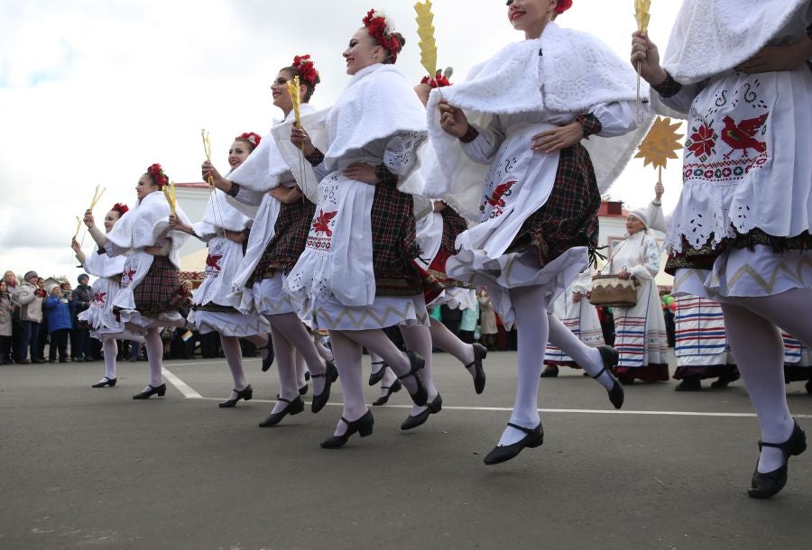 Los artistas bielorrusos cantan canciones tradicionales y bailan durante el desfile 'A path to a bread' o 'Un camino hacia el pan'. El desfile forma parte del festival regional 'Dazhynki' que marca el final de la temporada de cosecha en la ciudad de Myadzel, Bielorrusia.