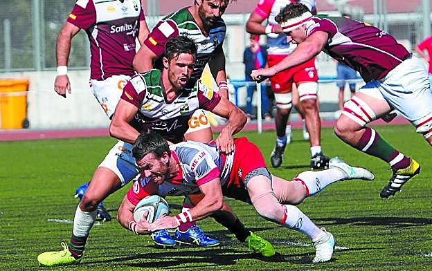 Un jugador del Ordizia se dispone a hacer un ensayo ante la oposición de un rival, ayer en Altamira. 