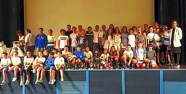 Algunos de los bidasotarras premiados en la gala de la Federación Guipuzcoana de Natación.