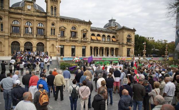 La concentración de pensionistas y viudas de este lunes en los jardínes de Alderdi Eder, en San Sebastián