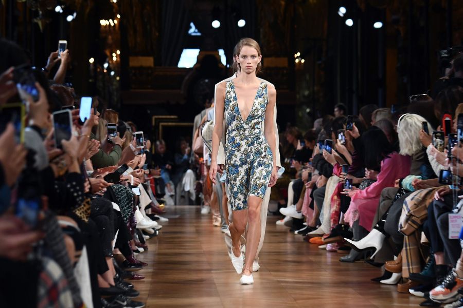 La diseñadora ha presentado en la Semana de la Moda de París su colección Primavera / Verano en la que priman las prendas cómodas y con mucha liberdad de movimiento