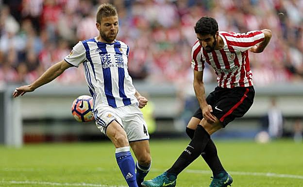 Asier Illarramendi y Raúl García luchán por un balón en San Mames