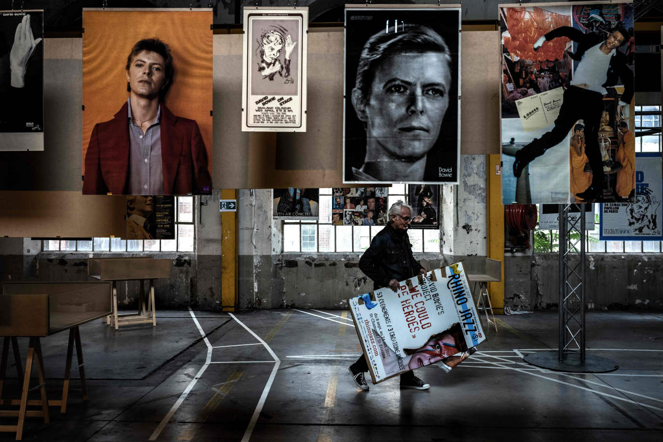 El icónico artista londinense falleció de un cáncer a los 69 años. Nadie como Bowie conjugó con tanta naturalidad un talento arrollador y un innegable magnetismo comercial con grandes dotes transgresoras. Ahora en la galería Saint Etienne quiere recordar al músico con una exhibición con más de 600 objetos en torno a David Bowie, algunos nunca publicados. 