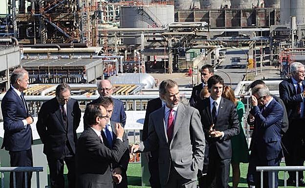 Felipe VI durante su visita a las instalaciones de Petronor.
