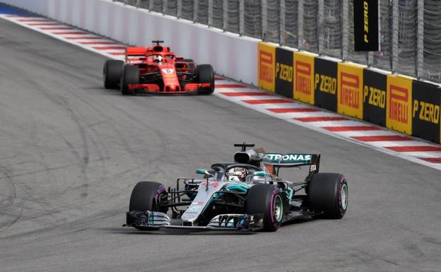 El Mercedes de Lewis Hamilton, por delante del Ferrari de Sebastian Vettel, en el Gran Premio de Rusia. 