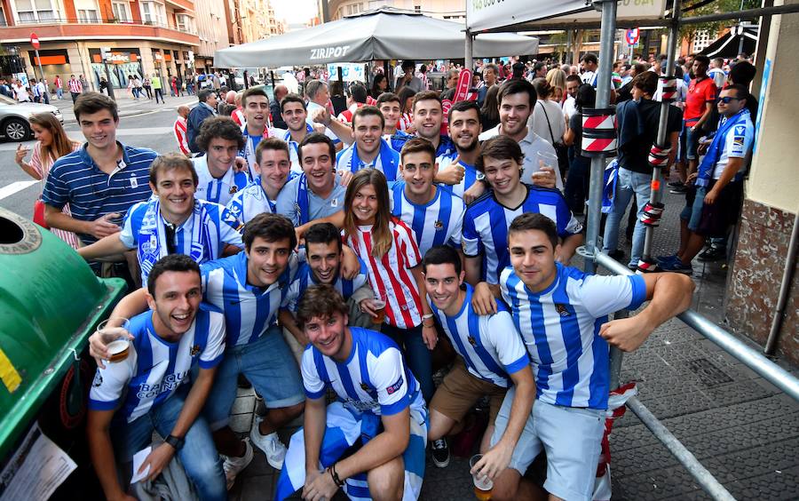 El buen ambiente ha reinado este viernes en las calles de Bilbao en las horas previas al derbi entre la Real Sociedad y el Athletic en San Mamés.