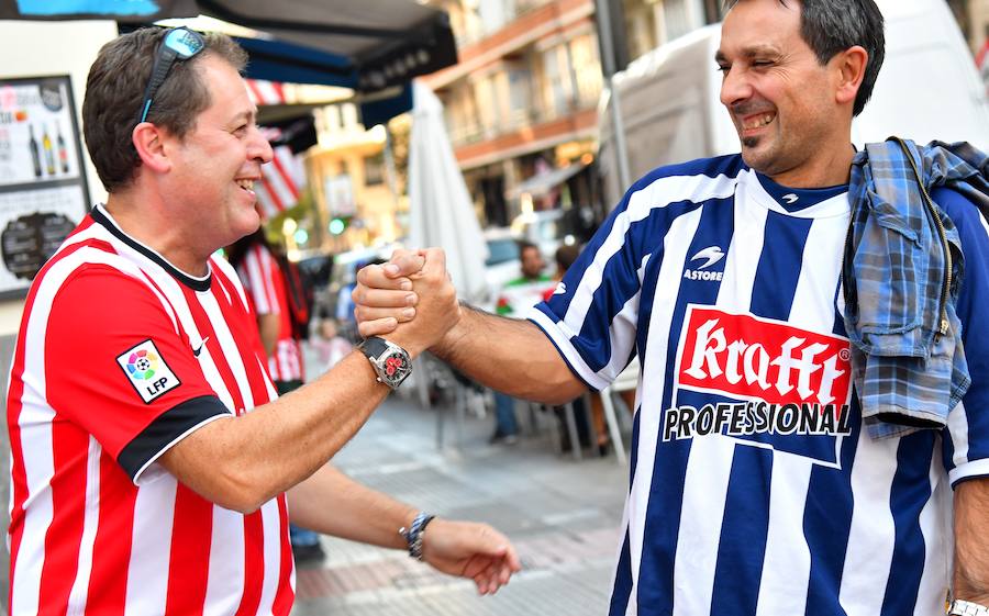 El buen ambiente ha reinado este viernes en las calles de Bilbao en las horas previas al derbi entre la Real Sociedad y el Athletic en San Mamés.