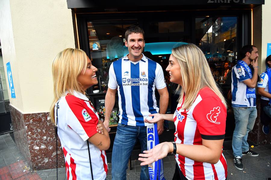 El buen ambiente ha reinado este viernes en las calles de Bilbao en las horas previas al derbi entre la Real Sociedad y el Athletic en San Mamés.