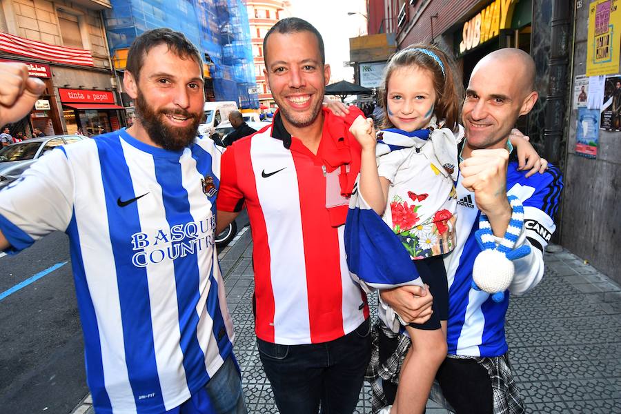 El buen ambiente ha reinado este viernes en las calles de Bilbao en las horas previas al derbi entre la Real Sociedad y el Athletic en San Mamés.