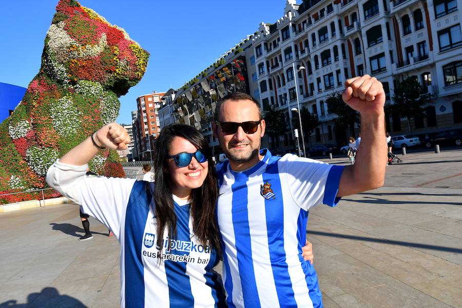 El buen ambiente ha reinado este viernes en las calles de Bilbao en las horas previas al derbi entre la Real Sociedad y el Athletic en San Mamés.