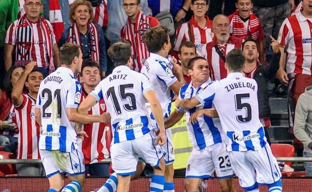 Los jugadores de la Real celebran el primer gol de Oyarzabal