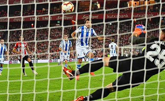 Oyarzabal marca de penalti. 