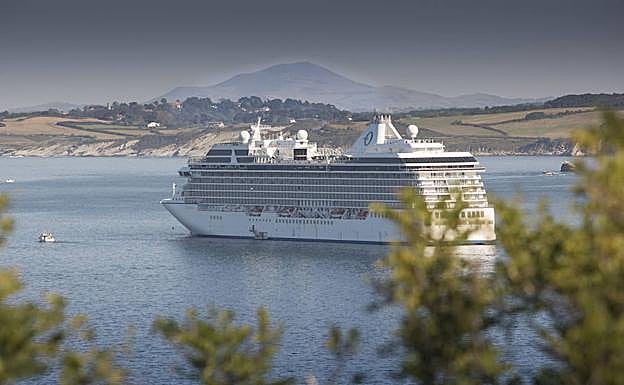El crucero Oceania Marina, este viernes en la bahía de Txingudi
