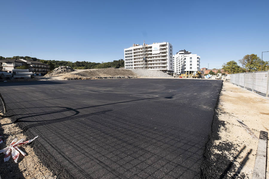 Este mes se entregan las llaves de las primeras 60 viviendas del barrio donostiarra de Txomin Berria, correspondientes al Ayuntamiento de San Sebastián y a la UTE Txomin liderada por Amenabar. El consistorio prevé que antes de fin de año se entreguen un total de 247 viviendas y el próximo año otras 363