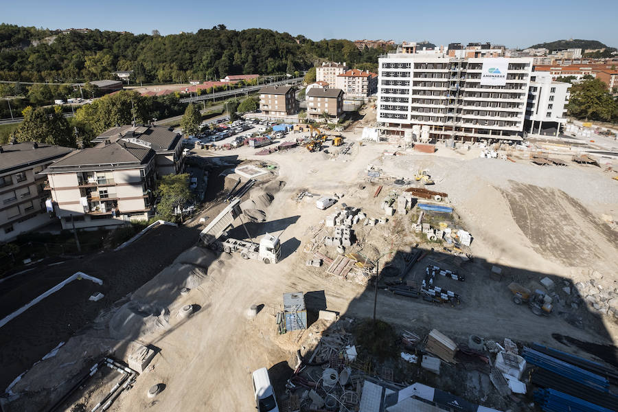 Este mes se entregan las llaves de las primeras 60 viviendas del barrio donostiarra de Txomin Berria, correspondientes al Ayuntamiento de San Sebastián y a la UTE Txomin liderada por Amenabar. El consistorio prevé que antes de fin de año se entreguen un total de 247 viviendas y el próximo año otras 363