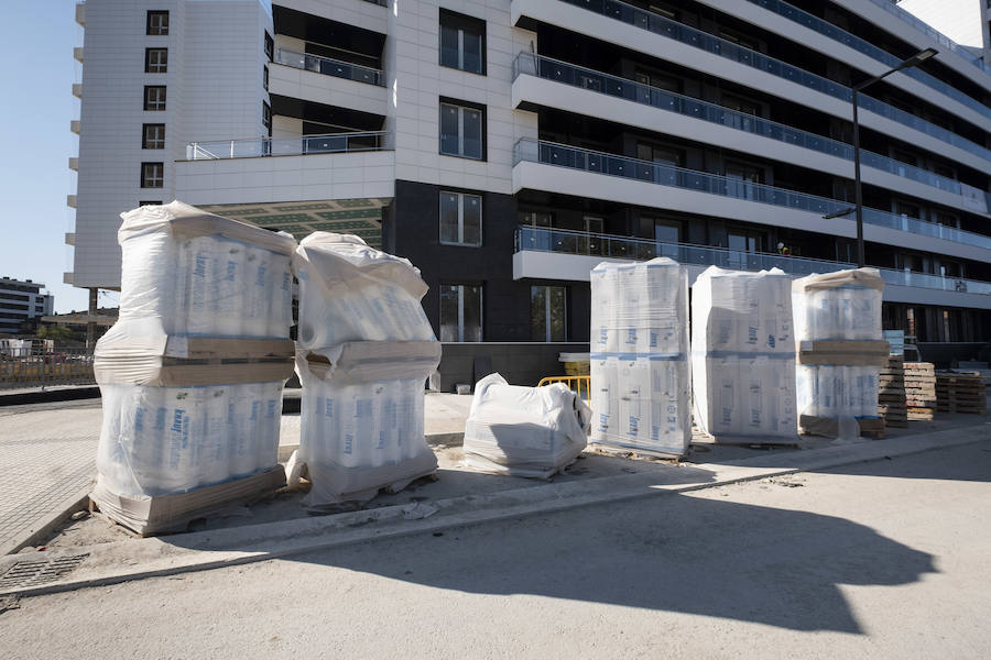 Este mes se entregan las llaves de las primeras 60 viviendas del barrio donostiarra de Txomin Berria, correspondientes al Ayuntamiento de San Sebastián y a la UTE Txomin liderada por Amenabar. El consistorio prevé que antes de fin de año se entreguen un total de 247 viviendas y el próximo año otras 363