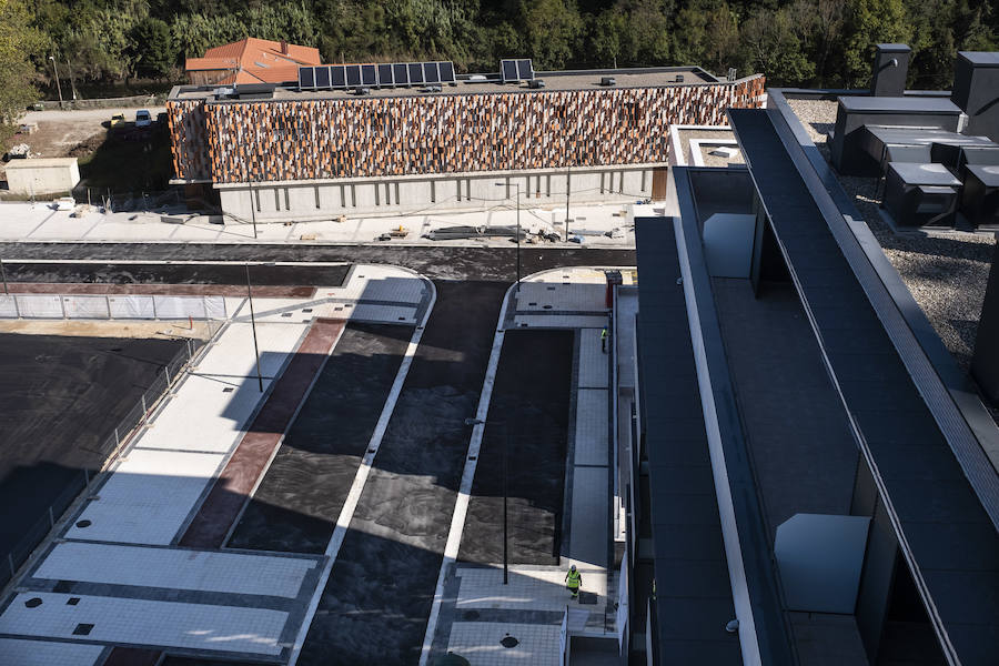 Este mes se entregan las llaves de las primeras 60 viviendas del barrio donostiarra de Txomin Berria, correspondientes al Ayuntamiento de San Sebastián y a la UTE Txomin liderada por Amenabar. El consistorio prevé que antes de fin de año se entreguen un total de 247 viviendas y el próximo año otras 363